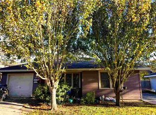 7000 Willow St, Groves, TX 77619