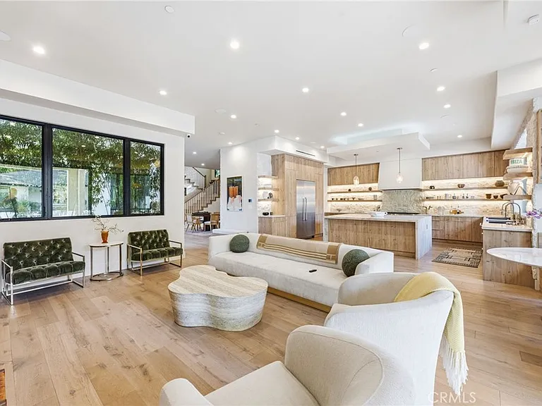 13135 Chandler Blvd — Photo 23