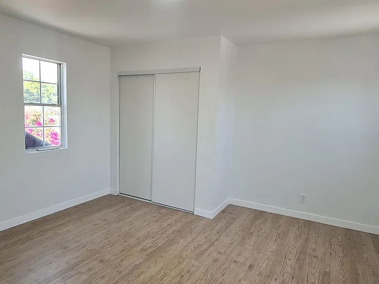 1527 E 22nd St — Photo 11
