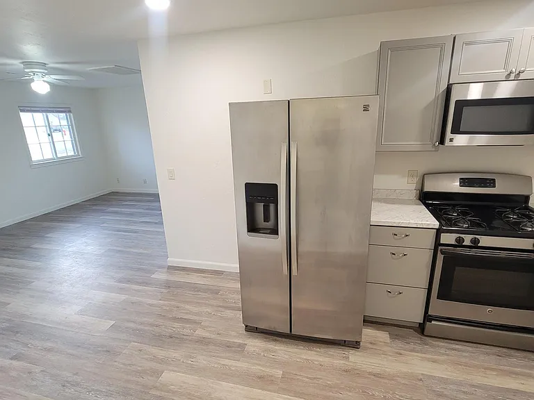 521 E Jefferson St — Photo 8