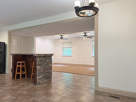 4th image of 136 Waters Rd