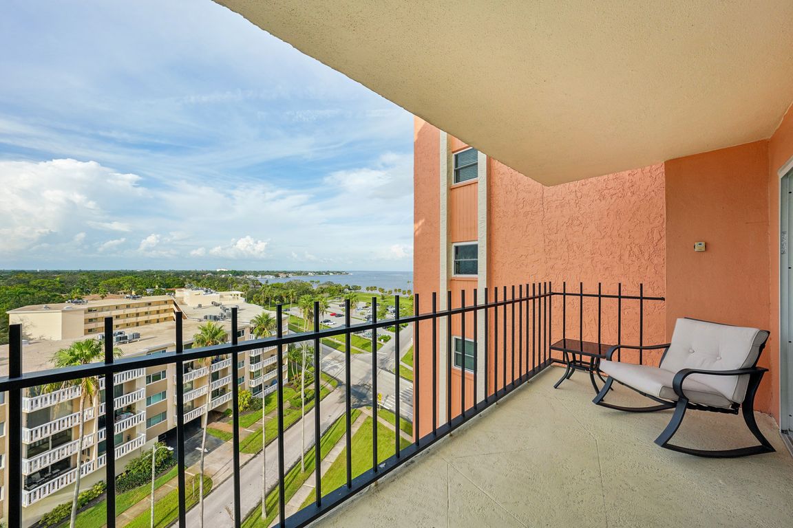 N Shore Dr NE 903-052.jpg