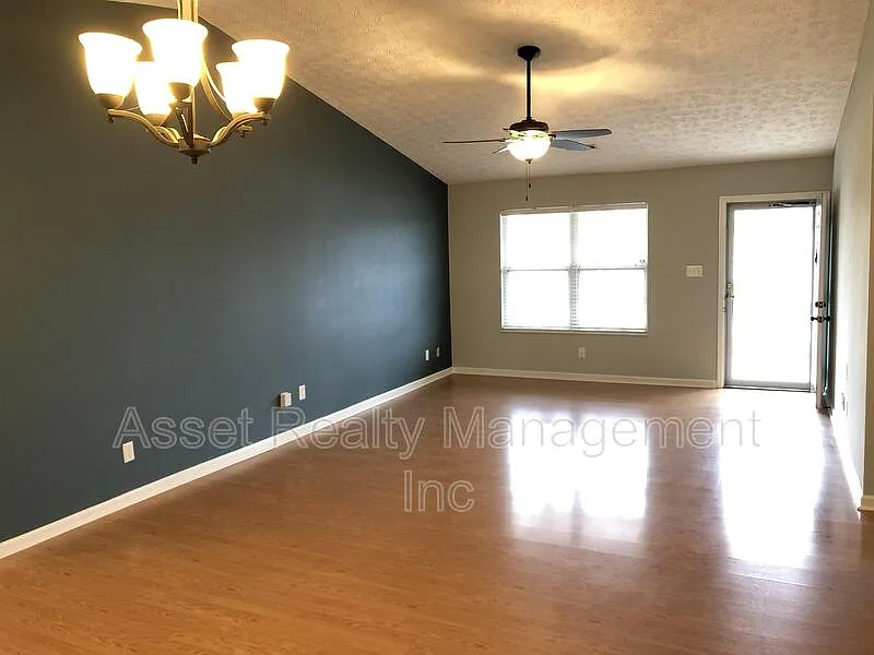 3 bed, 2.0 bath, 1379 sqft, $1,995 — Photo 2