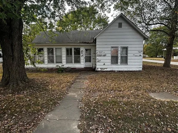 106 Locust St, Coffeen, IL 62017