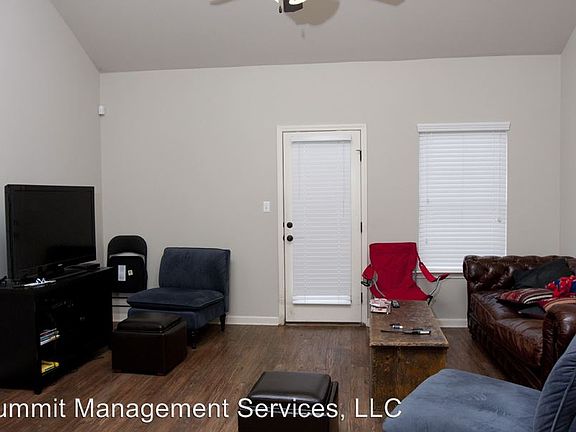 4th image of 220 Sweet Bay Dr