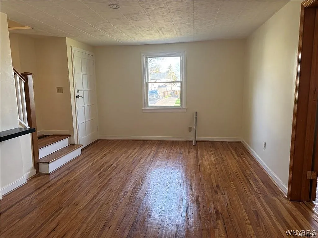 3 bed, 2.0 bath, 1976 sqft, $1,600 — Photo 3