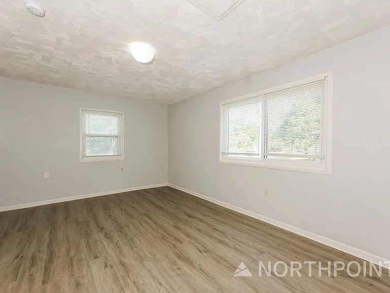 1405 Granbury St — Photo 9