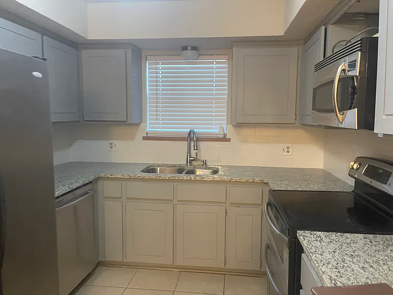 2920 Amy Way — Photo 3