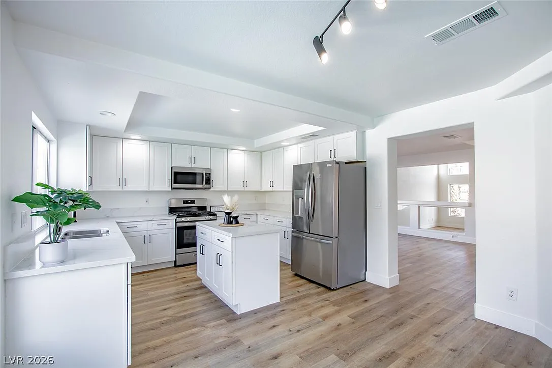 5 bed, 3.0 bath, 3007 sqft, $4,250 — Photo 4