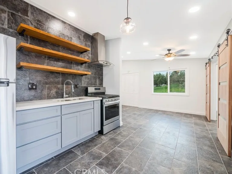 1060 W 6th St — Photo 2
