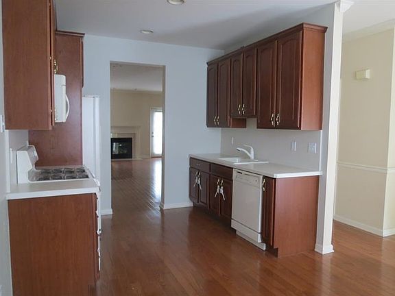 3rd image of 517 Coventry Dr