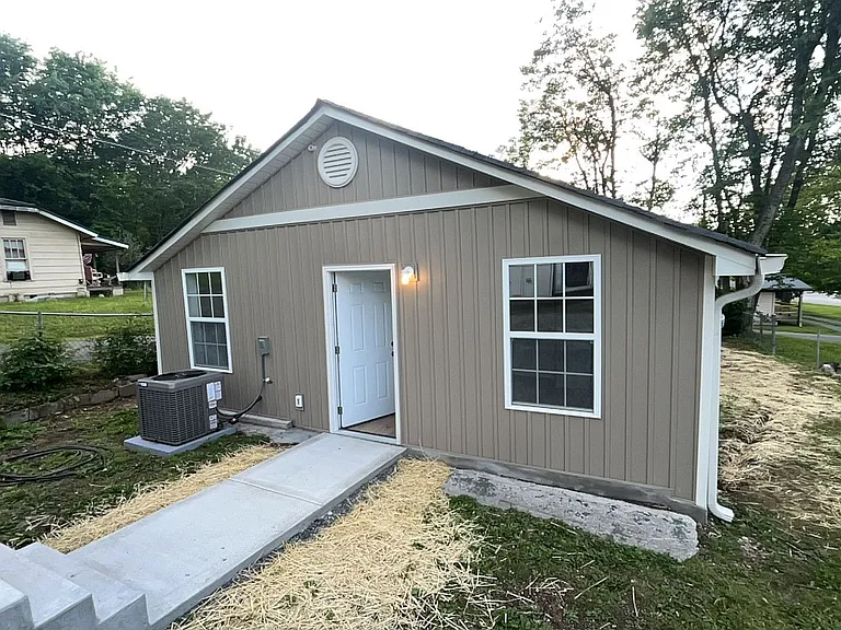 803 Lang St SE — Photo 3