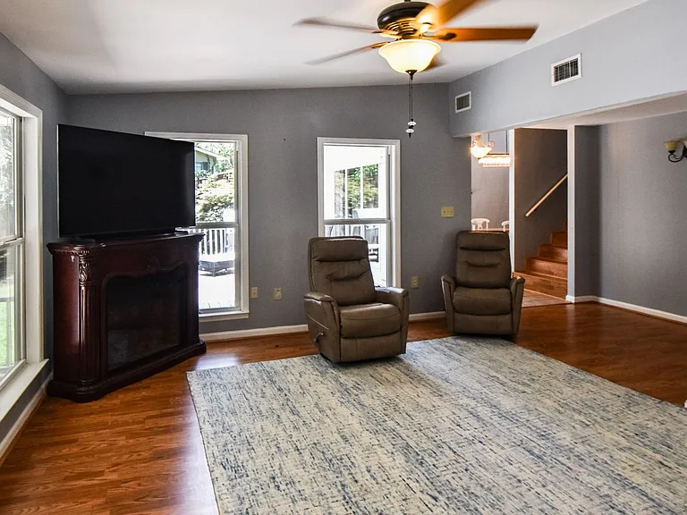 555 Shady Acres Dr — Photo 17