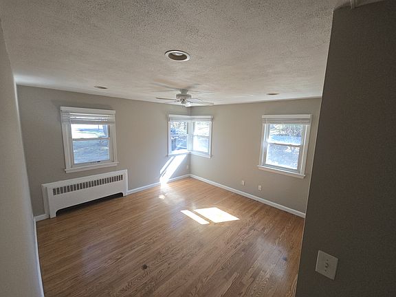 3rd image of 1052 Sussex Tpke