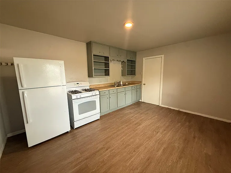 300 Mill St — Photo 4
