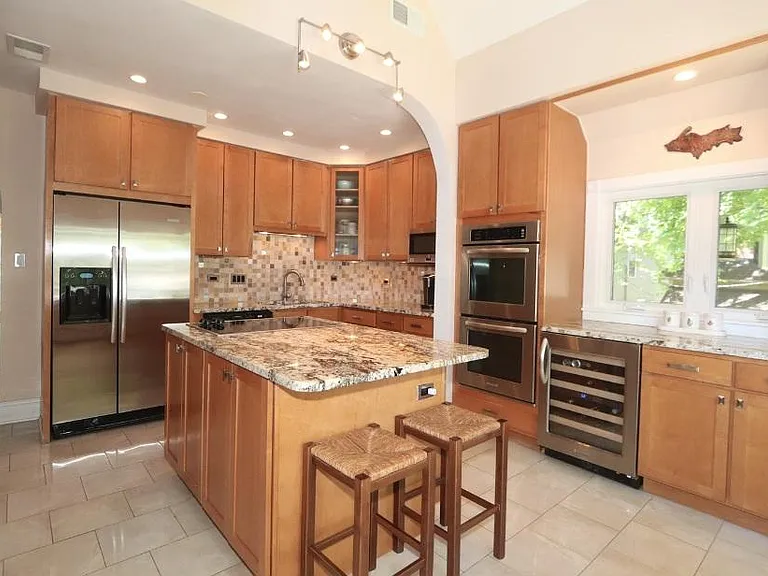 916 Pleasant St #2 — Photo 7