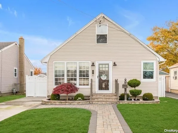 49 Western Concourse, Amity Harbor, NY 11701