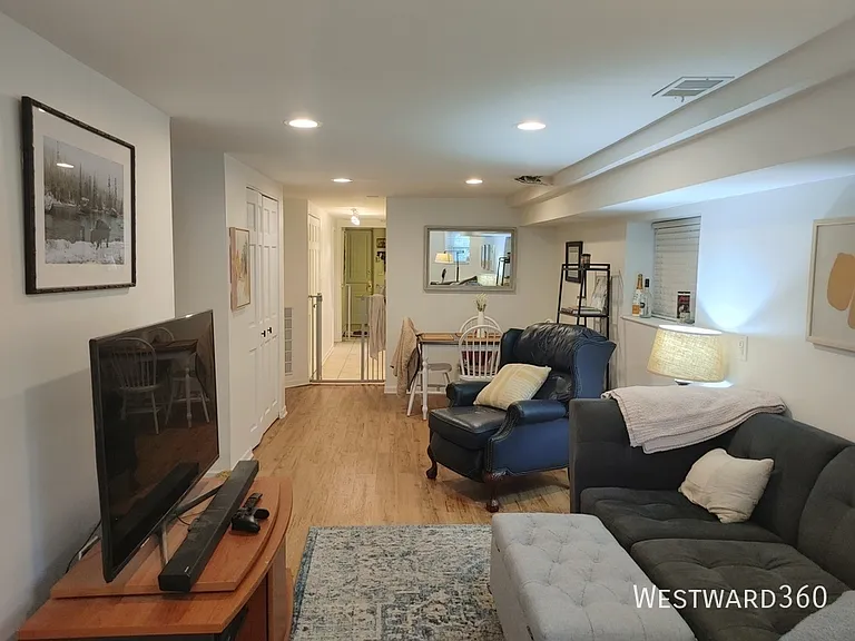 2102 W Belle Plaine Ave #G — Photo 8