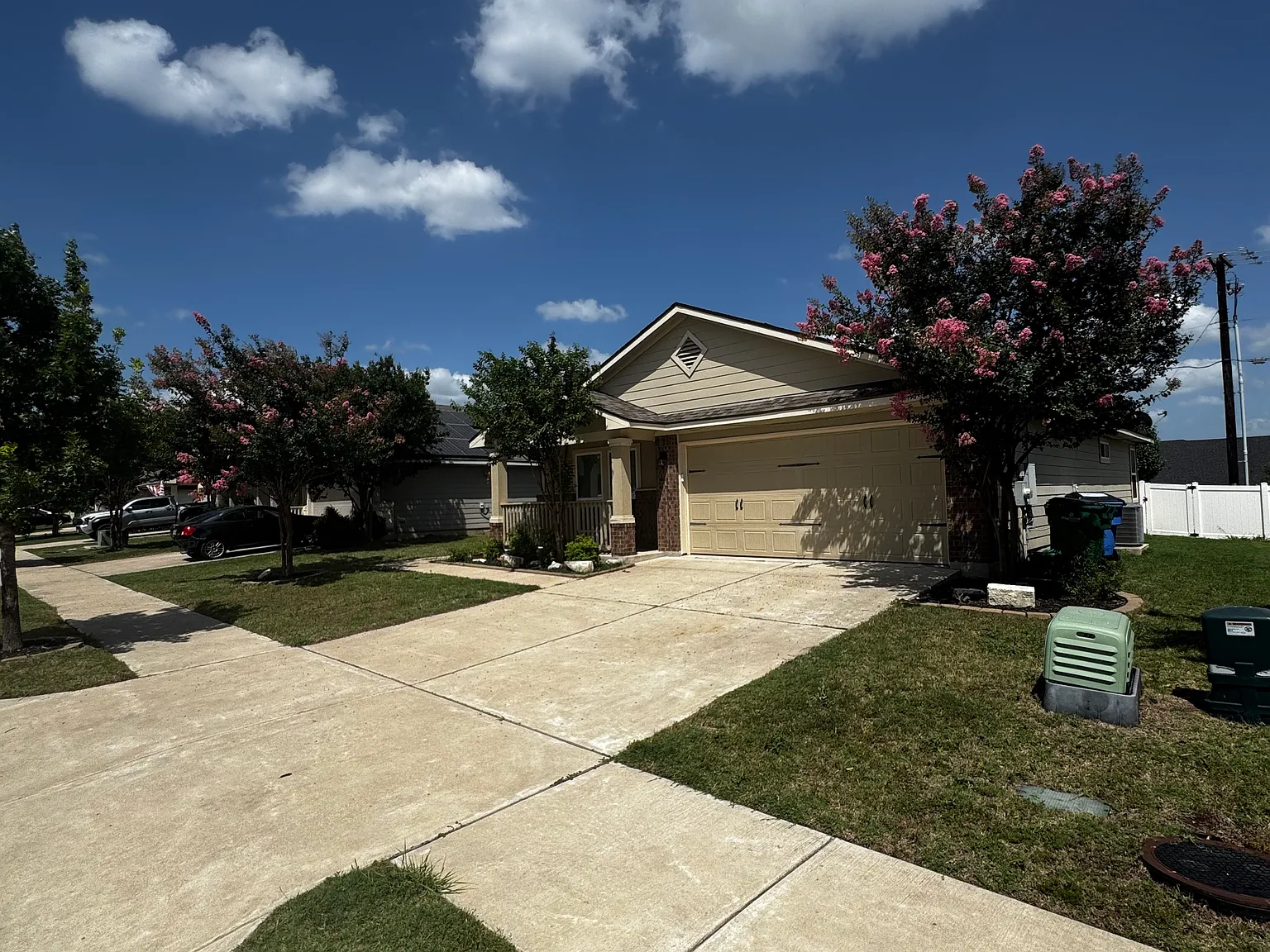 3 bed, 1400 sqft, $1,780 — Photo 2