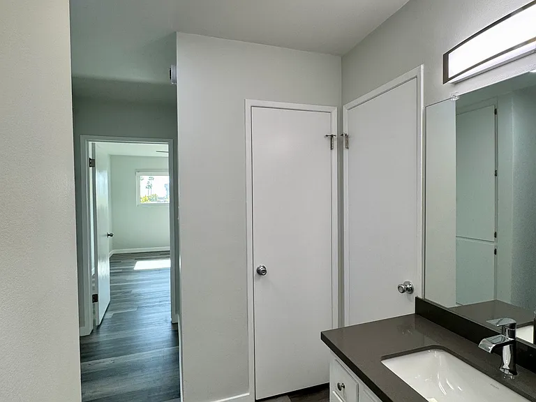 La Vannessa Apartments — Photo 17