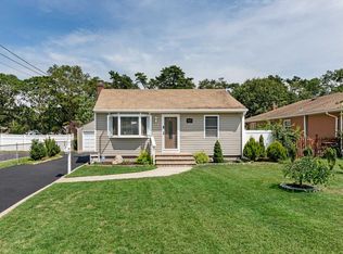 1075 Callahan St, Bay Shore, NY 11706