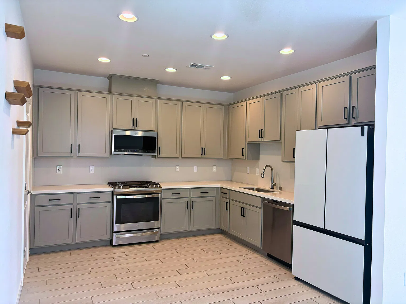 3 bed, 2.5 bath, 1592 sqft, $2,495 — Photo 2