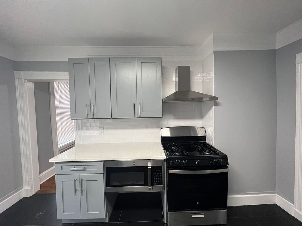 1st image of 127 Clay St Floor 1