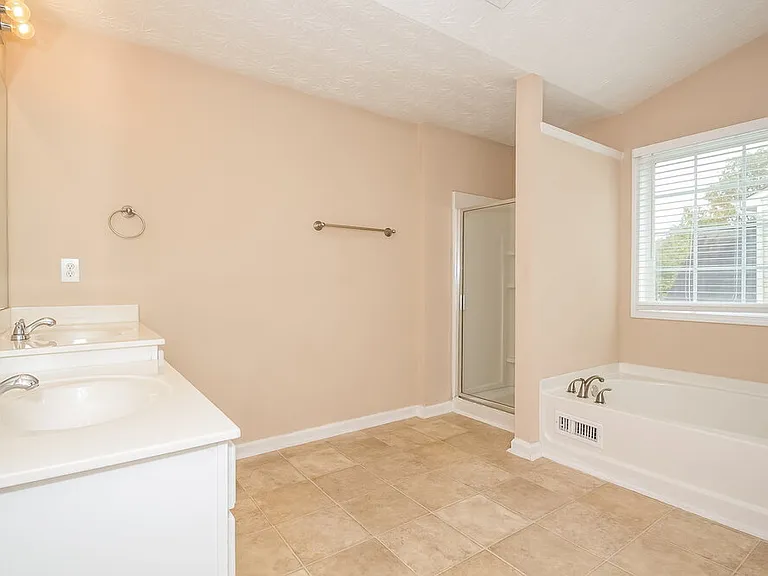 1000 Maple Leaf Dr — Photo 9