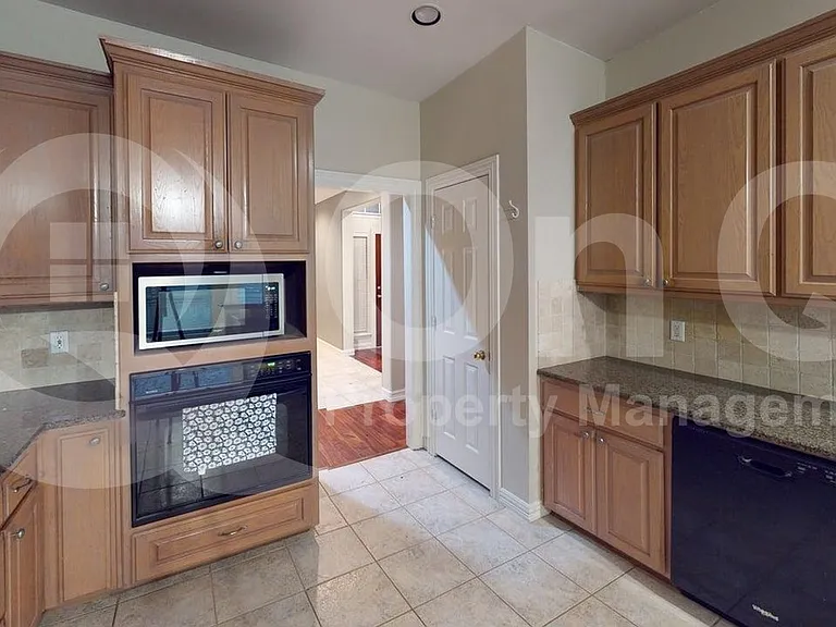 923 Granview Dr — Photo 4