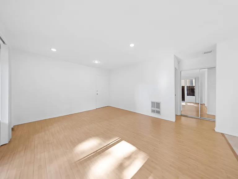 Los Patos Apartments — Photo 24