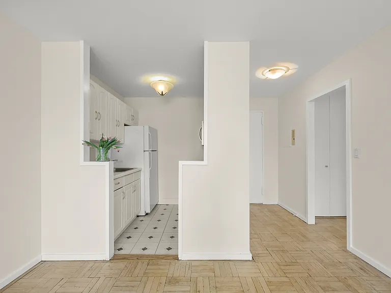 140 Grove St #4G — Photo 5