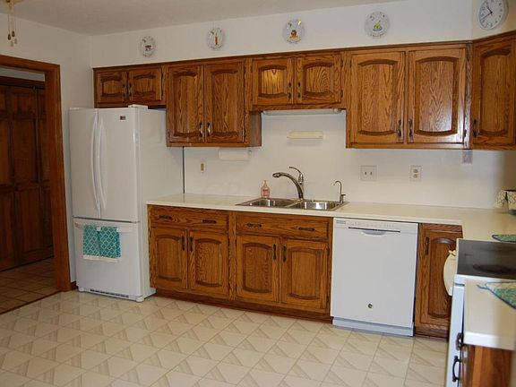 3rd image of 3211 Darbyshire Dr