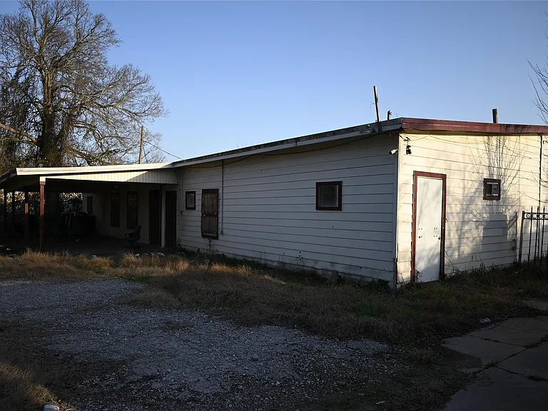 4609 Laura Koppe Rd — Photo 2
