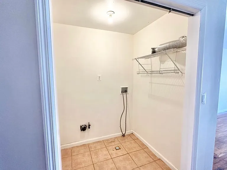 119 Armstrong Ave — Photo 6