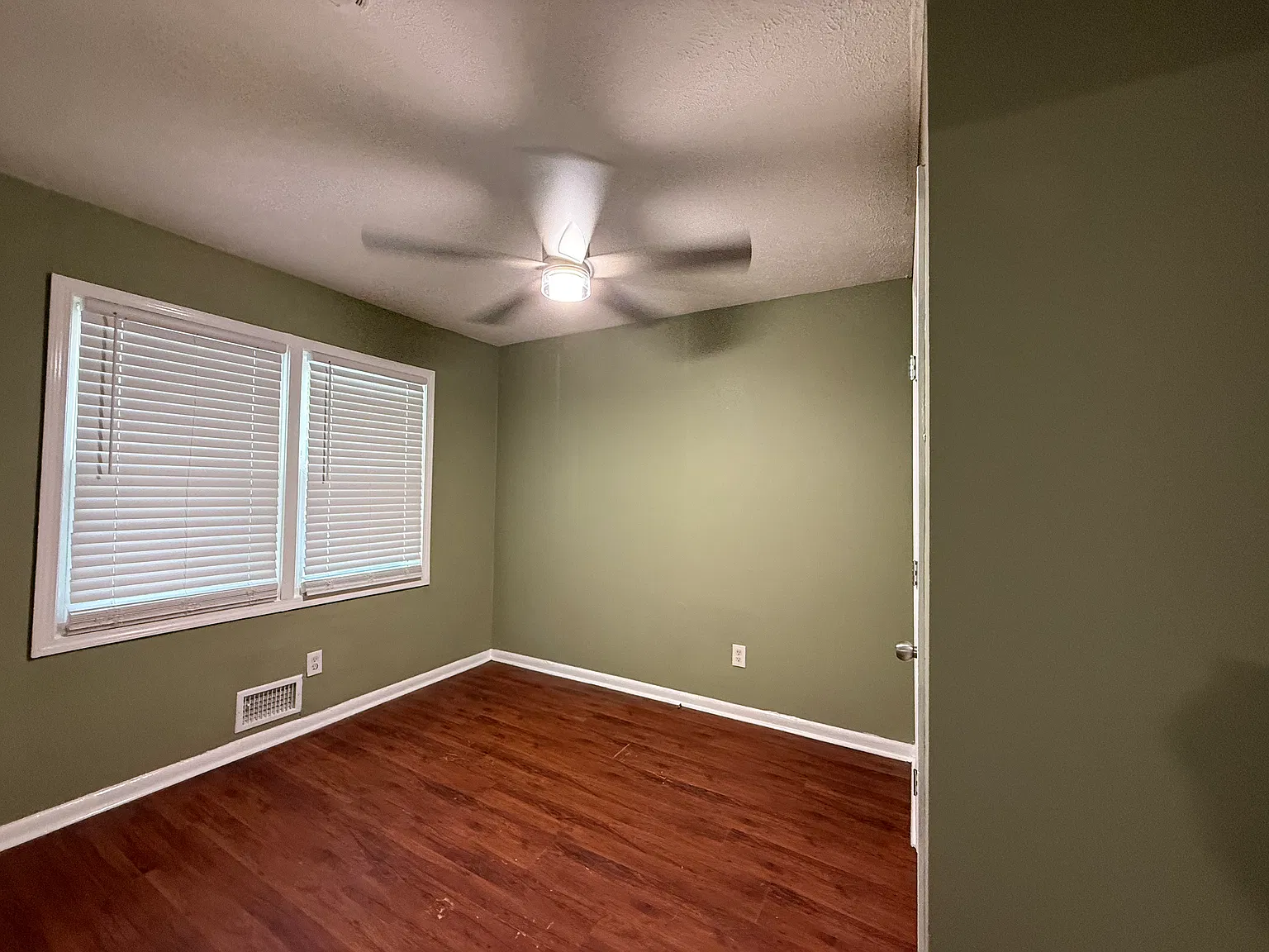3 bed, 1100 sqft, $2,150 — Photo 4