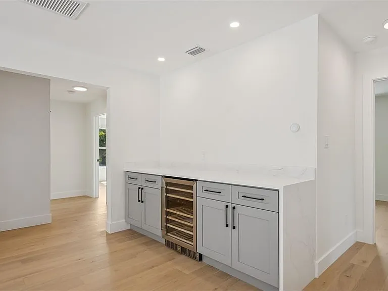 2655 Bay St — Photo 12