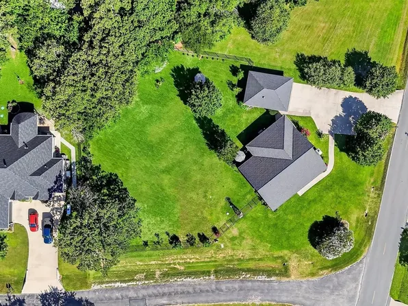 122 Comanche Dr, Lake Kiowa, TX 76240