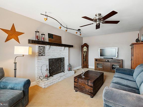 4th image of 1658 Hemlock Cir