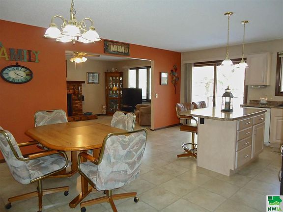 4th image of 605 E 10th St