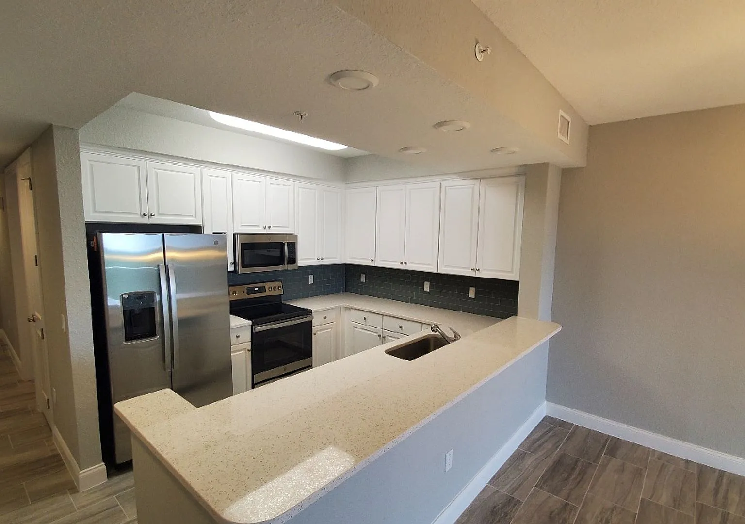 New Luxury Condo Riverwalk — Photo 4