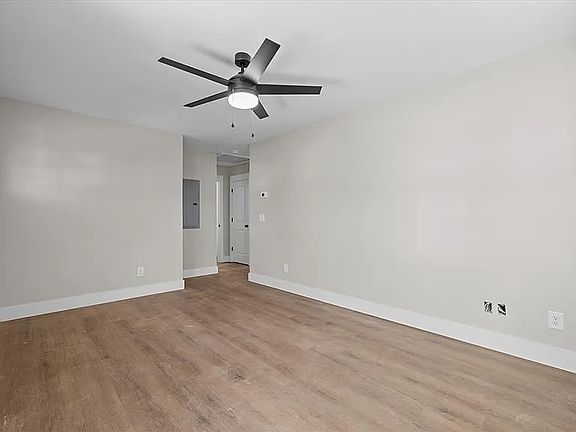 4th image of 1112 Riverbend Dr #B