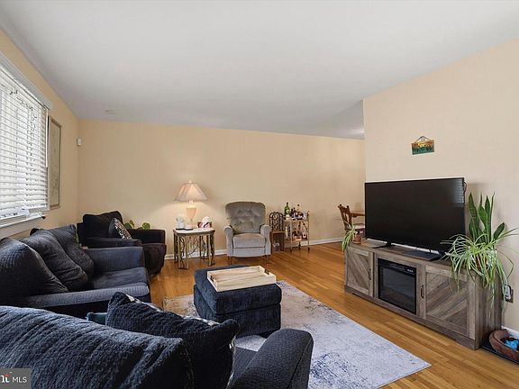 3rd image of 748 Hill Rd