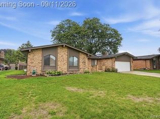 37036 Almont Dr E, Sterling Heights, MI 48310