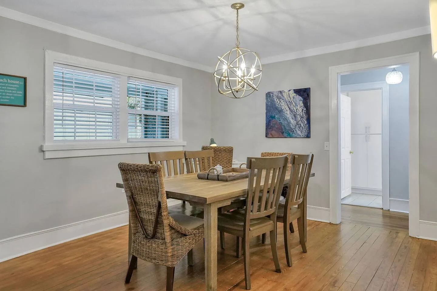 6 bed, 2400 sqft, $6,300 — Photo 4