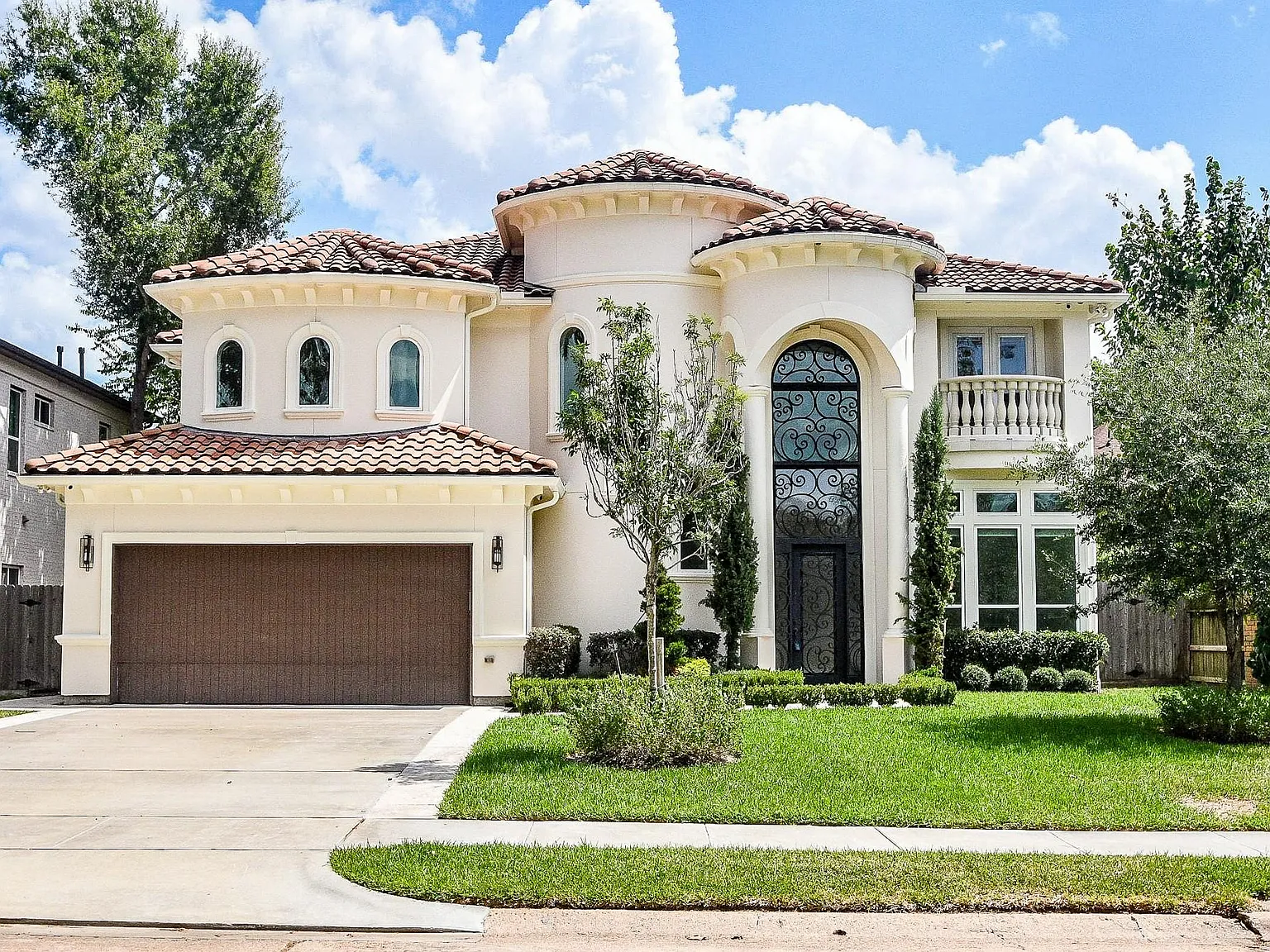 5 bed, 4.5 bath, 5122 sqft, $9,950 — Photo 1