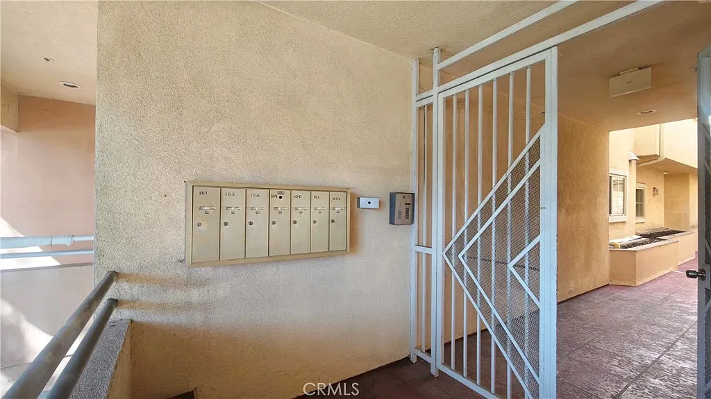 3 bed, 2432 sqft, $3,800 — Photo 2
