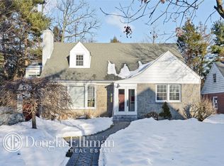 1 N Avalon Rd, Great Neck, NY 11021