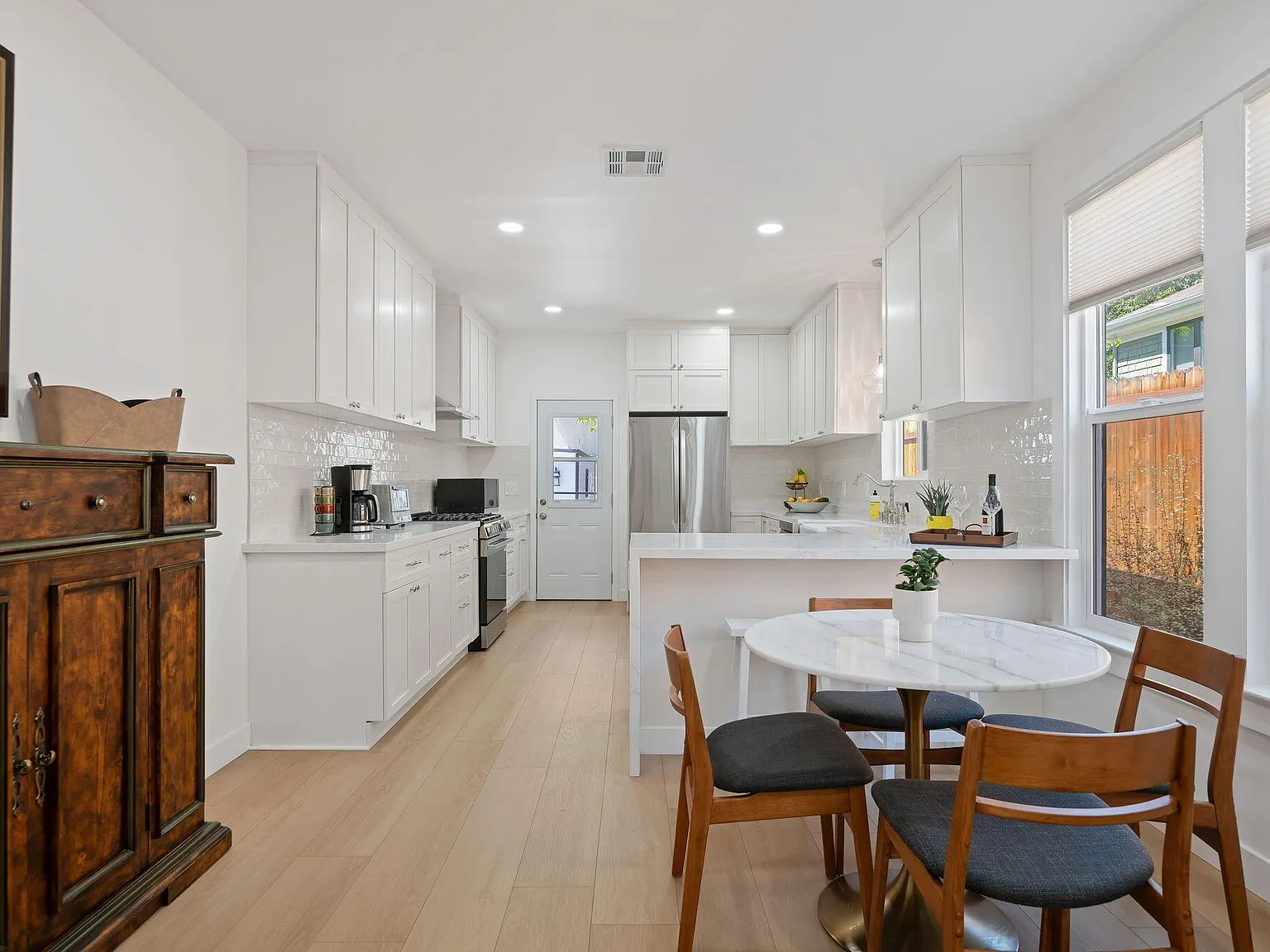 2 bed, 2.0 bath, 932 sqft, $5,500 — Photo 1