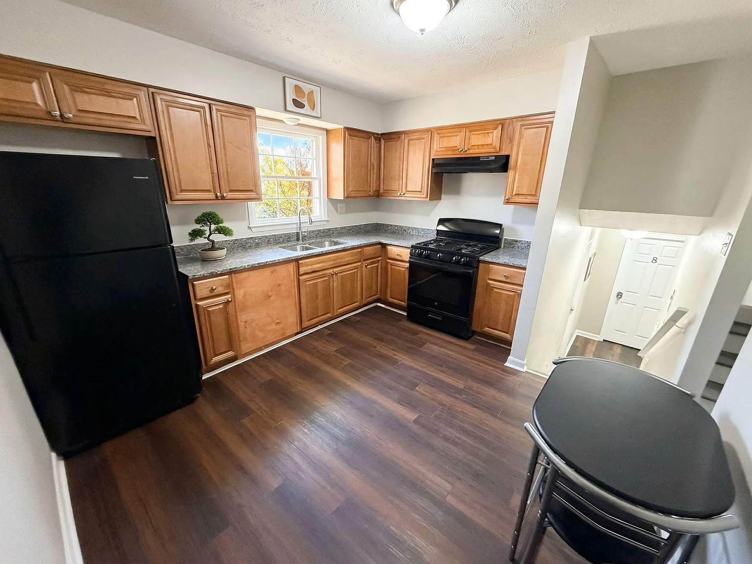 4 bed, 4.0 bath, 2100 sqft, $719 — Photo 2