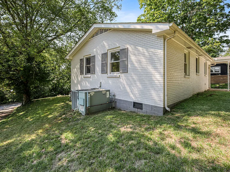 320 Oak St — Photo 15